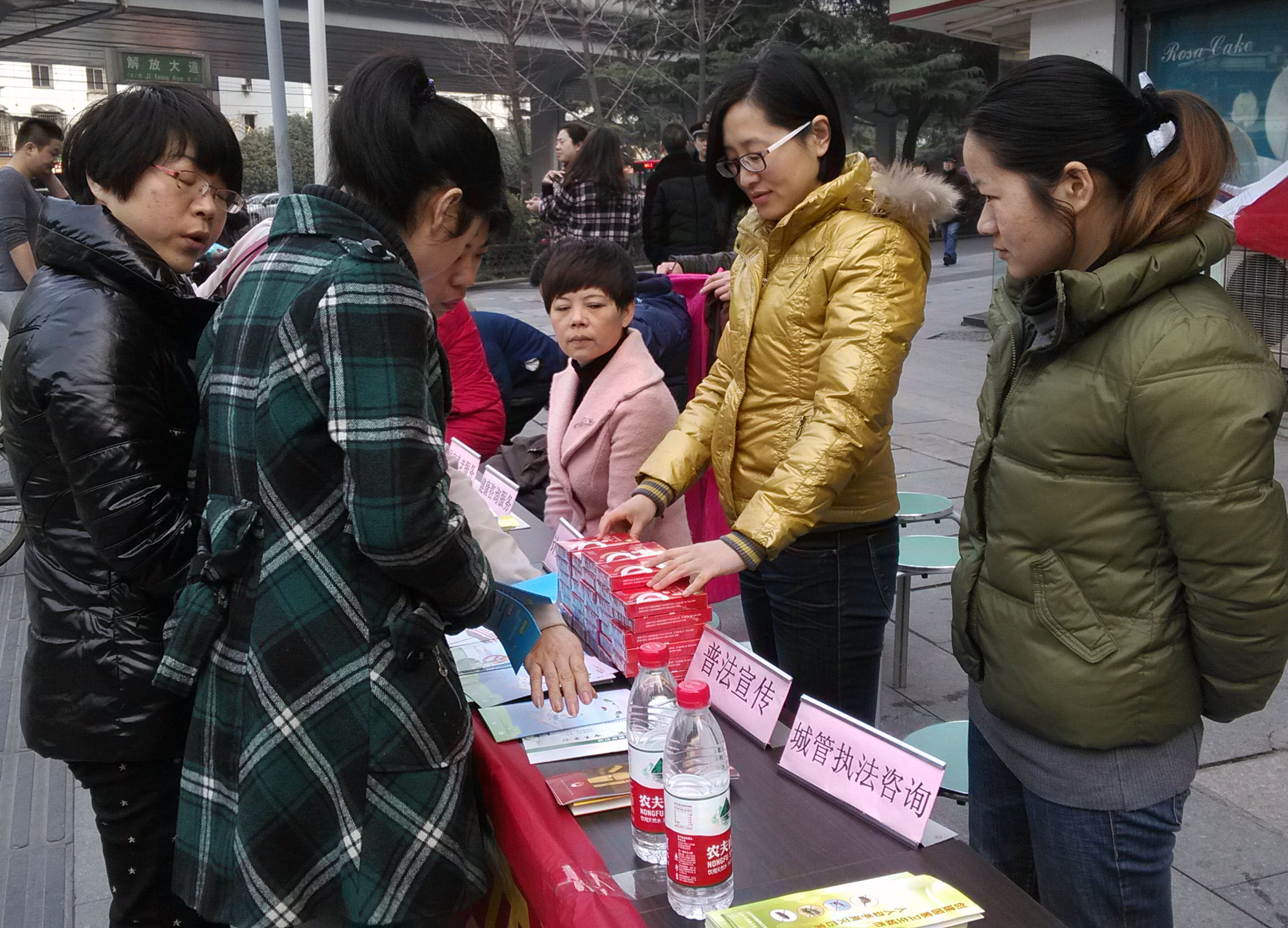 弘揚(yáng)雷鋒精神 開(kāi)展志愿服務(wù)活動(dòng)