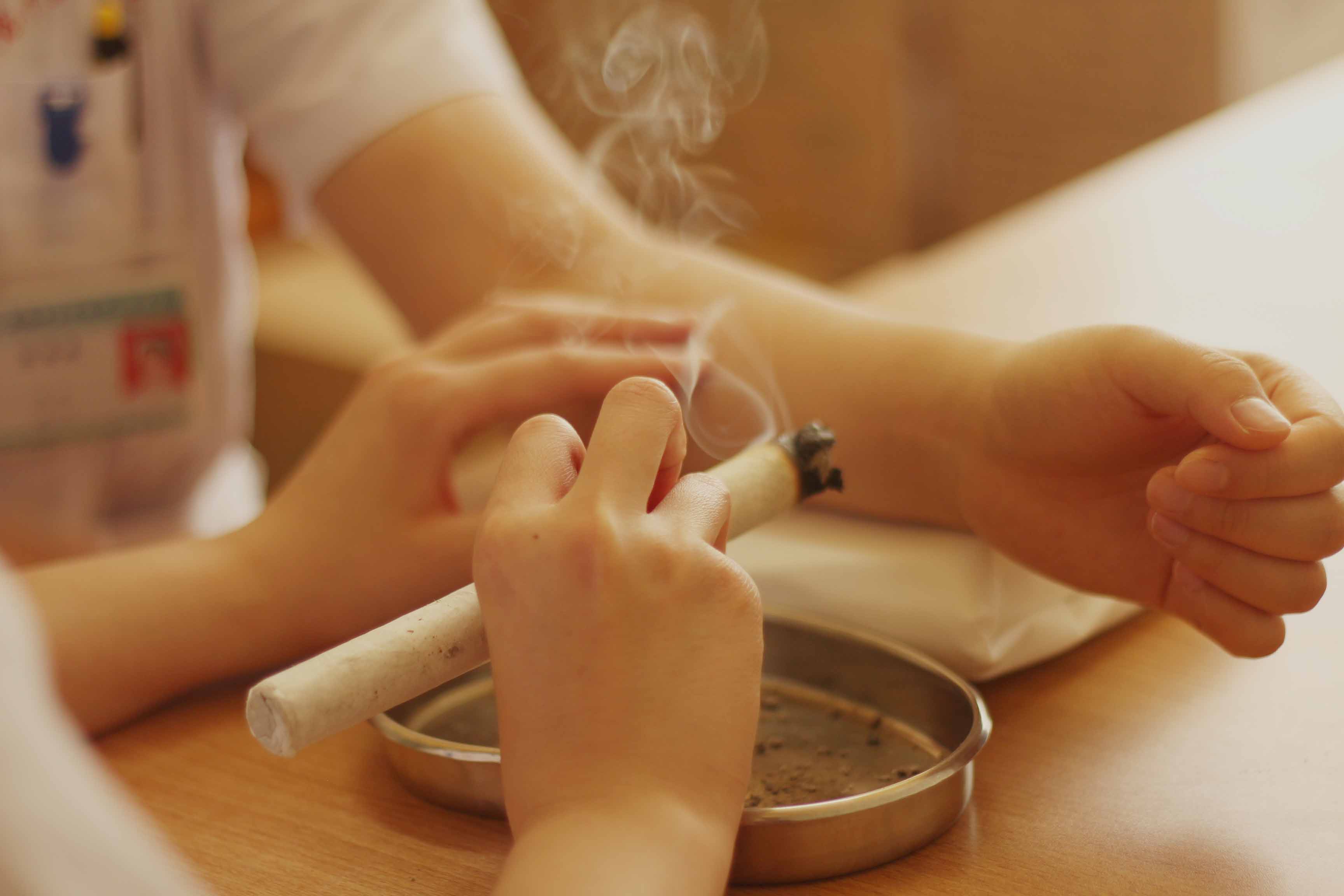 艾灸調(diào)氣血扶正氣！詳解肚臍燒艾的操作方法