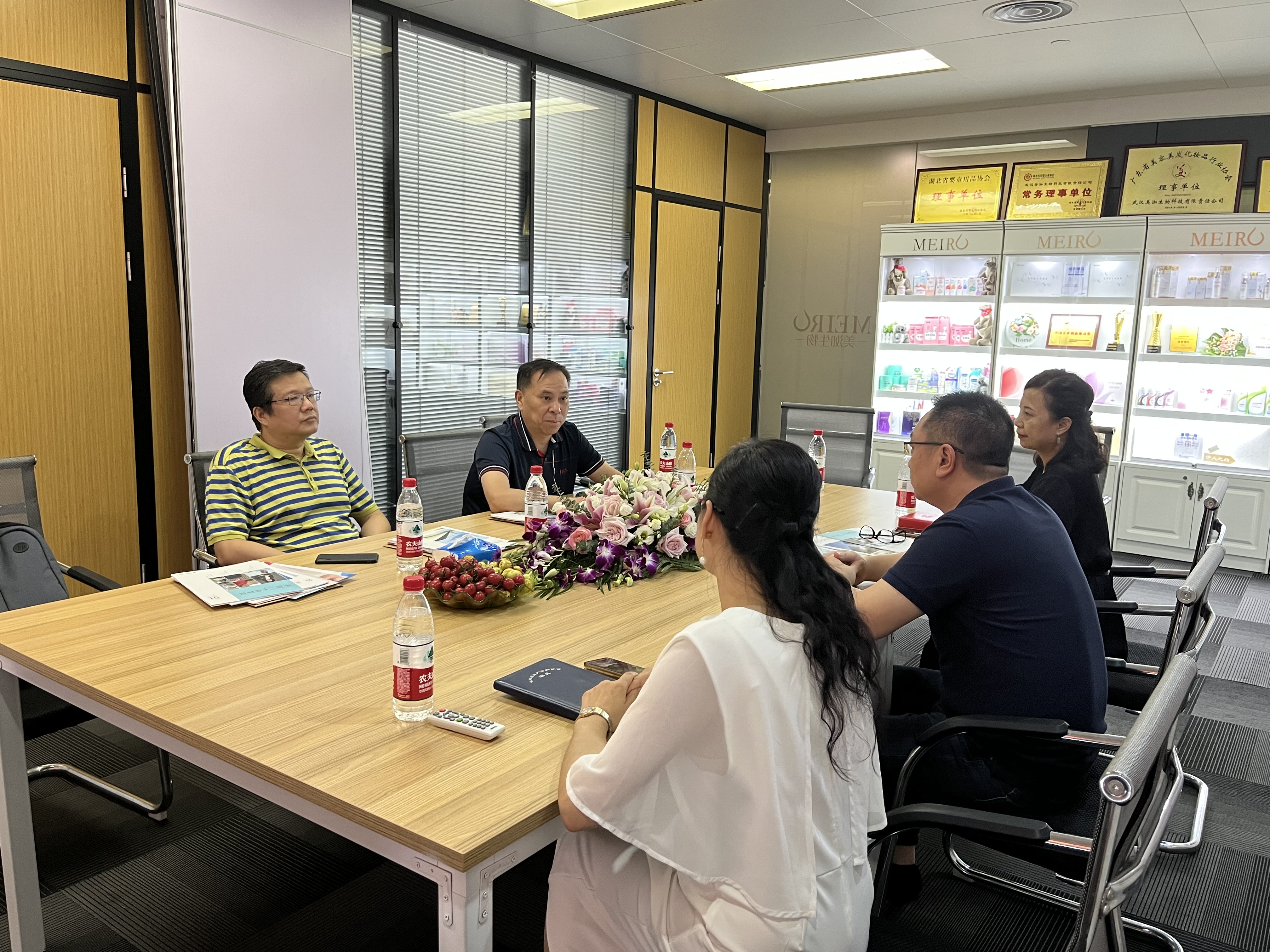 武漢市委統(tǒng)戰(zhàn)部、市民盟領(lǐng)導(dǎo)蒞臨東信醫(yī)藥集團(tuán)參觀考察